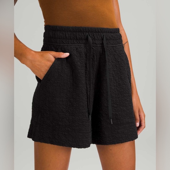Lululemon Rippled Super-High-Rise Short 5" in Black ~ size 4 - Picture 2 of 8